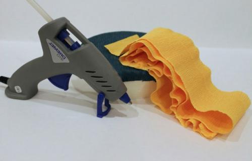 Букет из одного цветка с конфетой. Красивый букет из конфет и гофрированной бумаги в корзине