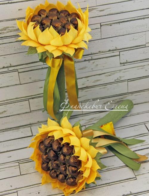 Букет из одного цветка с конфетой. Красивый букет из конфет и гофрированной бумаги в корзине