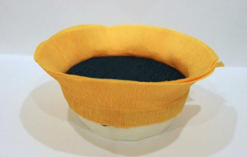 Букет из одного цветка с конфетой. Красивый букет из конфет и гофрированной бумаги в корзине