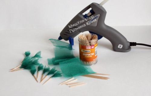 Букет из одного цветка с конфетой. Красивый букет из конфет и гофрированной бумаги в корзине