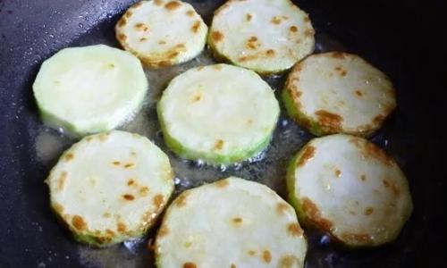 Быстрые и вкусные жареные кабачки на сковороде — 5 простых рецептов
