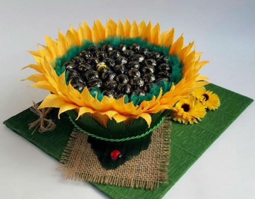 Букет из одного цветка с конфетой. Красивый букет из конфет и гофрированной бумаги в корзине