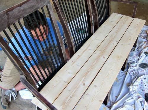 Лавка из старых кухонных стульев 04