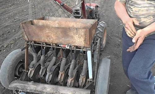 Чеснока сажалка своими руками. Как работают сеялки