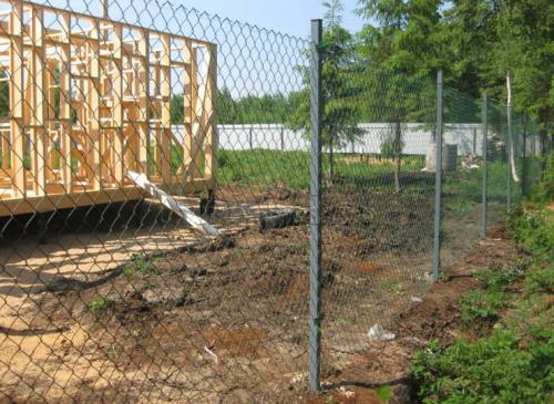 Как сделать забор из затеняющей сетки. Как сделать забор из сетки непросматриваемым и не поссориться с соседями по даче: самые простые и бюджетные варианты