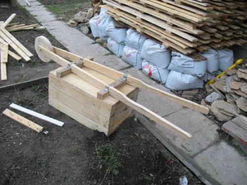 Садовая тачка из ящика 04