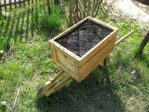 Садовая тачка из ящика 05