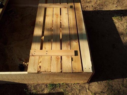 Детская песочница с крышкой и скамейкой 02