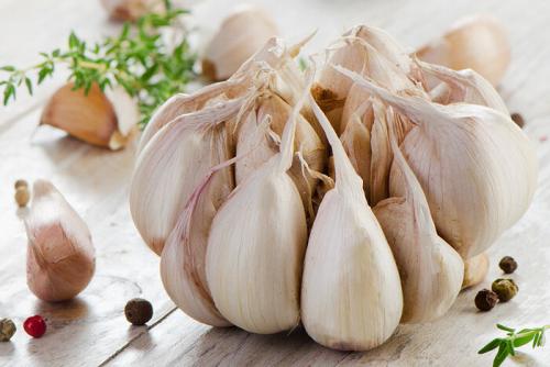 Если на ночь положить в ухо чеснок. Зачем класть в уши чеснок на ночь?