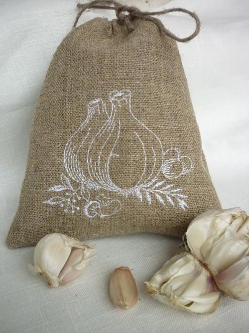 Как хранить чеснок в соли. Пищевая соль сохранит вам чеснок до следующего урожая!!!