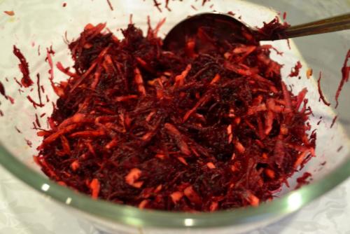 Свекла в сыром виде рецепты. Салат из сырой свеклы. Пока сама не опробовала не верила, что так готовят