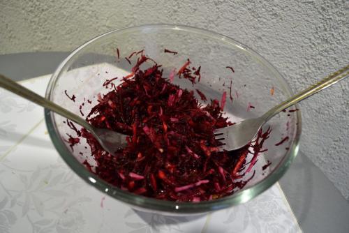 Свекла в сыром виде рецепты. Салат из сырой свеклы. Пока сама не опробовала не верила, что так готовят