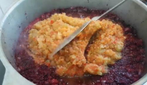 Как сохранить свеклу на зиму в банках. Свекольная икра на зиму в банках с помидорами и луком