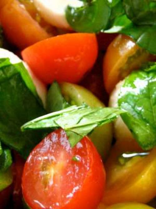 Салат с базиликом. Легкий салат с помидорами и базиликом, базовый рецепт микса