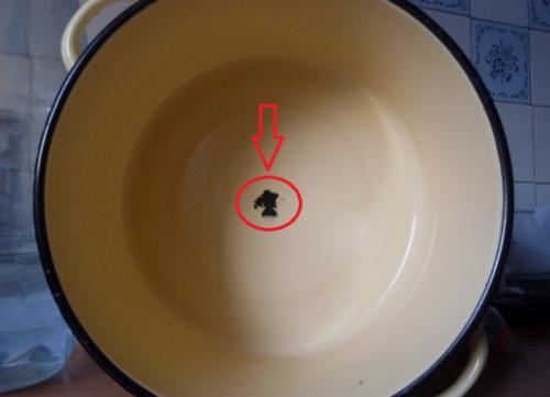 Квашеная капуста с целыми яблоками в ведре. Квашеная капуста в ведре