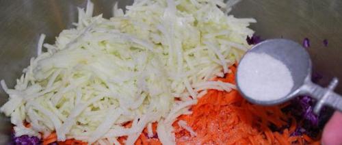 Квашеная капуста с яблоками. Хрустящая квашеная капуста с яблоками 01