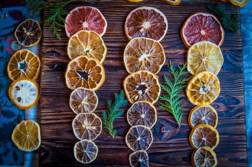 Как сушить яблоки для декора. Сушим цитрусовые дольки для поделок. Три способа.