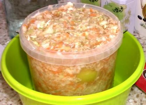 Квашеная капуста с яблоками быстрого приготовления. Квашеная капуста с яблоками на зиму