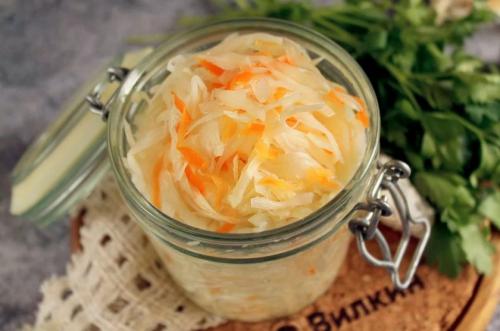 Квашеная капуста с целыми яблоками в ведре. Квашеная капуста в ведре