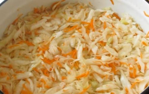 Квашеная капуста с яблоками в кастрюле. Квашеная капуста с яблоками на зиму