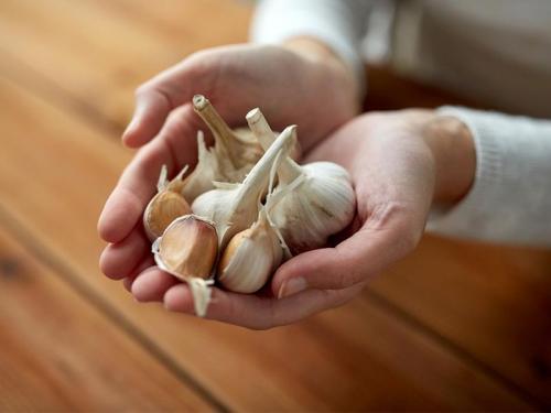 Как принимать натощак чеснок. что будет, если каждый день пить стакан чесночной воды 13 Как принимать натощак чеснок. что будет, если каждый день пить стакан чесночной воды 13