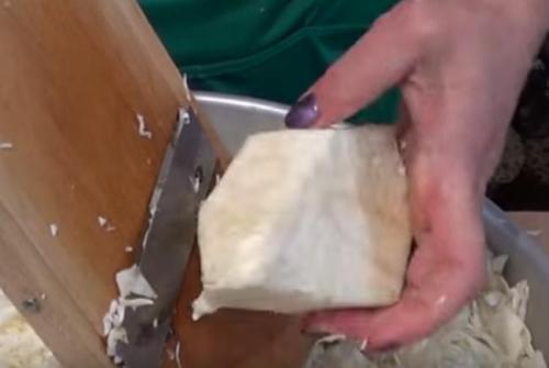 Квашеная капуста кочанами с яблоками. Квашеная капуста с яблоками на зиму