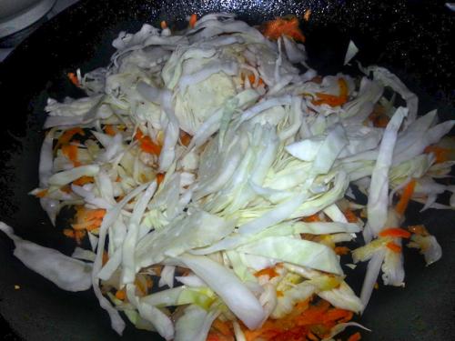 Тушеная красная капуста с сосисками. Тушеная капуста с сосисками – это объедение!