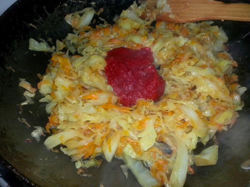 Тушеная красная капуста с сосисками. Тушеная капуста с сосисками – это объедение!