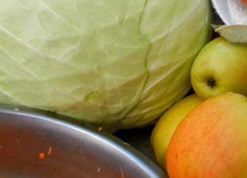 Квашеная капуста с яблоками в кастрюле. Квашеная капуста с яблоками на зиму