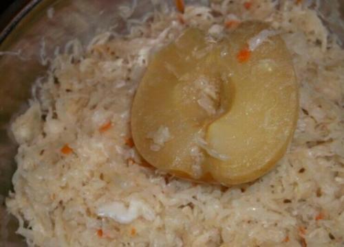 Квашеная капуста в бочке с яблоками. Как я капусту с яблоками квашу, классический рецепт (в собственном соку). Оказывается, все просто! Как приготовить + 5 хитростей