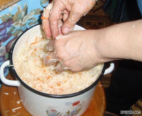 Квашеная капуста с яблоками быстрого приготовления. Квашеная капуста быстрого приготовления хрустящая и сочная.