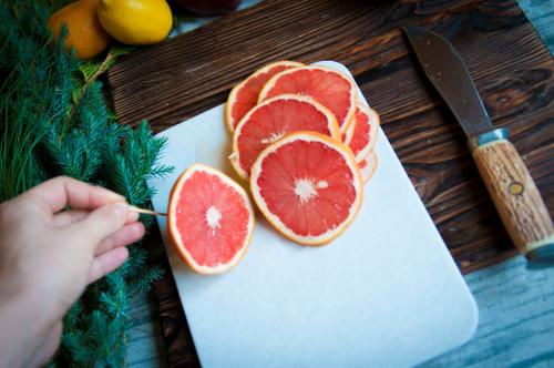 Как сушить яблоки для декора. Сушим цитрусовые дольки для поделок. Три способа.