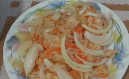 Квашеная капуста кочанами с яблоками. Квашеная капуста с яблоками на зиму