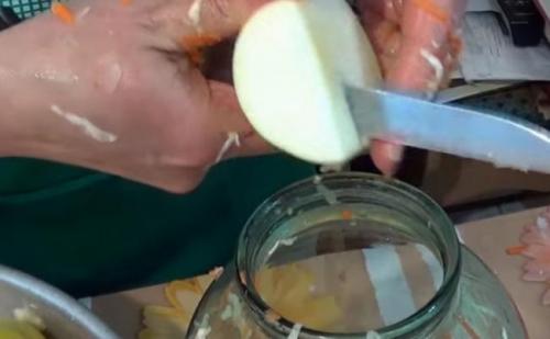 Квашеная капуста с яблоками в кастрюле. Квашеная капуста с яблоками на зиму