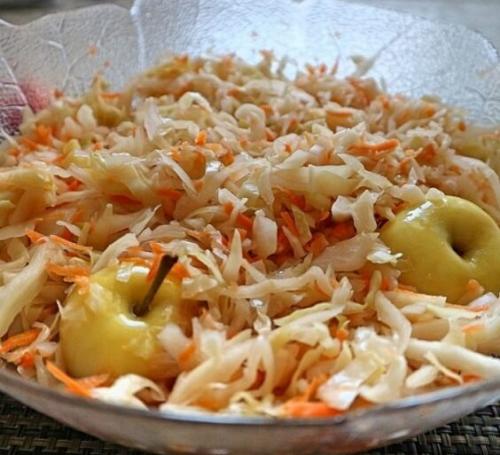 Квашеная капуста в бочке с яблоками. Как я капусту с яблоками квашу, классический рецепт (в собственном соку). Оказывается, все просто! Как приготовить + 5 хитростей