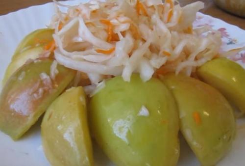 Квашеная капуста с яблоками в кастрюле. Квашеная капуста с яблоками на зиму