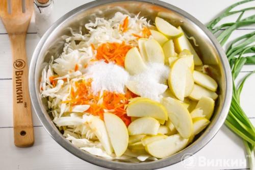 Квашеная капуста с яблоками в ведре. Квашеная капуста с яблоками