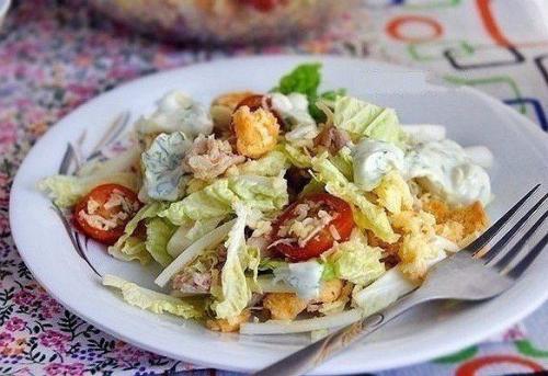 Салат цезарь с курицей и пекинской капустой помидорами и сухариками. Цезарь с курицей и пекинской капустой — очень вкусный салат 20