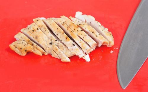 Салат цезарь с курицей и сухариками. Салат Цезарь с курицей и домашними сухариками (классический рецепт)