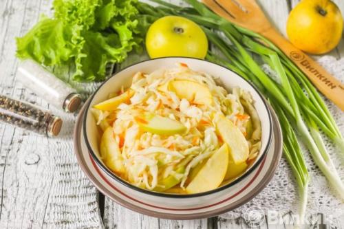 Квашеная капуста с яблоками в ведре. Квашеная капуста с яблоками