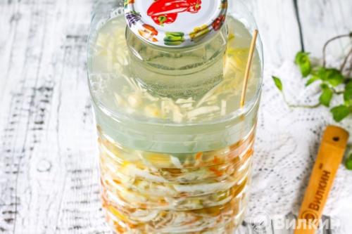 Квашеная капуста с яблоками в ведре. Квашеная капуста с яблоками