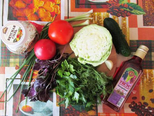 Салат с базиликом. Летний салат с виноградным уксусом и свежим базиликом