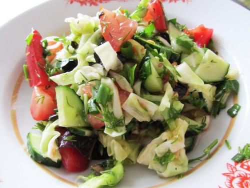 Салат с базиликом. Летний салат с виноградным уксусом и свежим базиликом