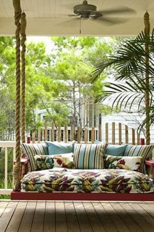 Подвесные диванчики-качели для террасы 04