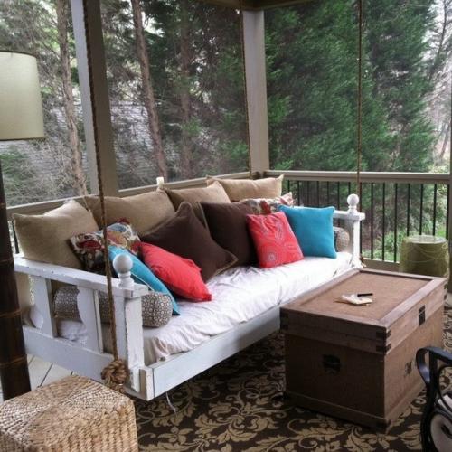 Подвесные диванчики-качели для террасы 03