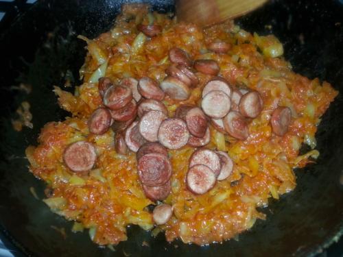 Тушеная красная капуста с сосисками. Тушеная капуста с сосисками – это объедение!
