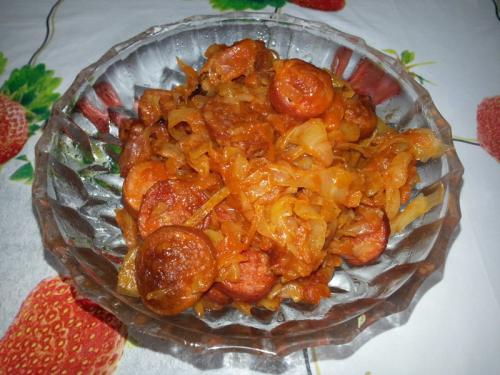 Тушеная красная капуста с сосисками. Тушеная капуста с сосисками – это объедение!