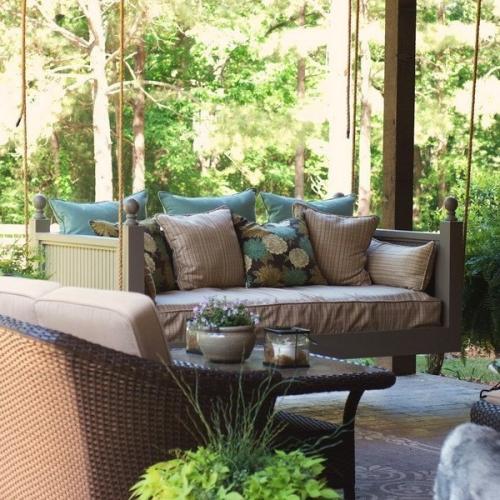 Подвесные диванчики-качели для террасы 02