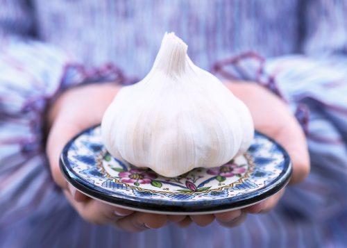 Глотать чеснок не разжевывая. Зачем глотают зубчик чеснока натощак