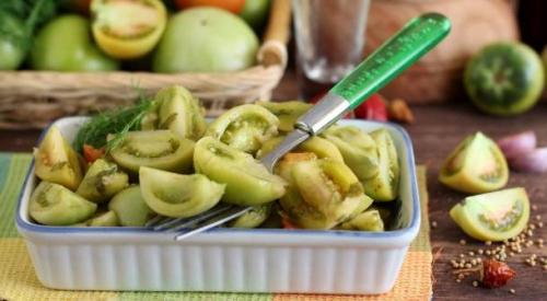 Соленые зеленые помидоры горячим способом. Зеленые помидоры на зиму в банках — 8 вкусных простых рецептов